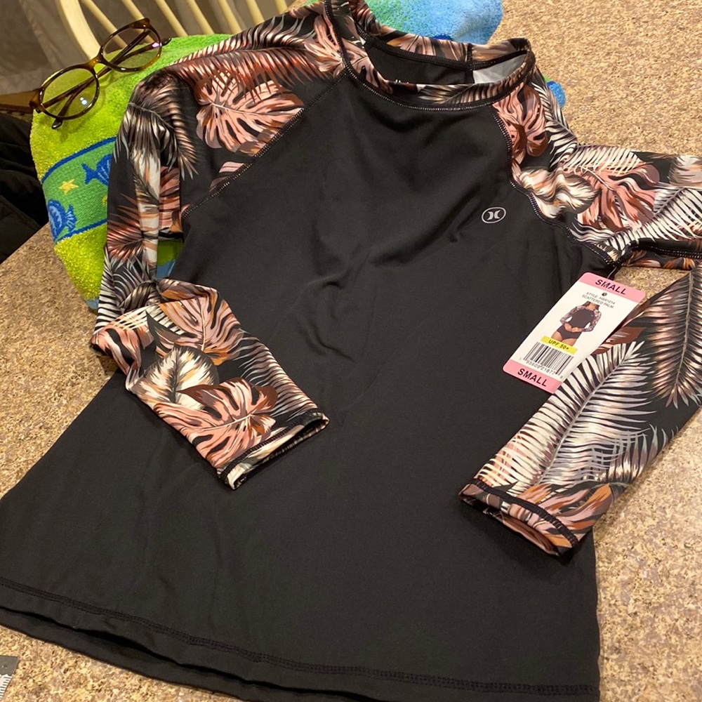 NWT Hurley Small UPF 50+ Rash Guard Top Scattered Palm   Top Only